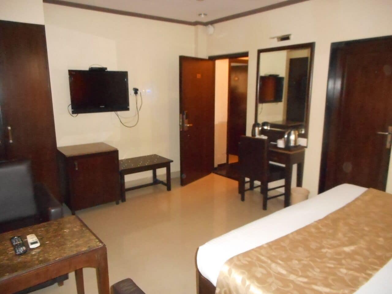 Kings International Juhu Hotel Mumbai Bagian luar foto