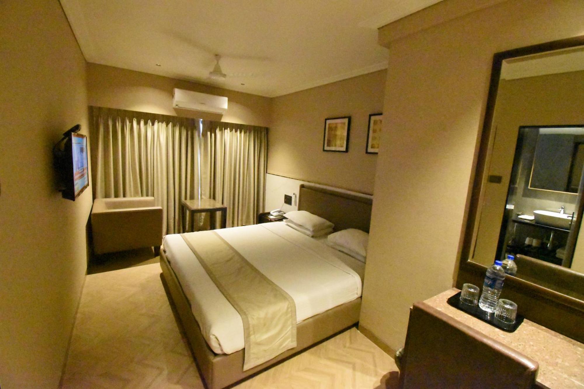 Kings International Juhu Hotel Mumbai Bagian luar foto
