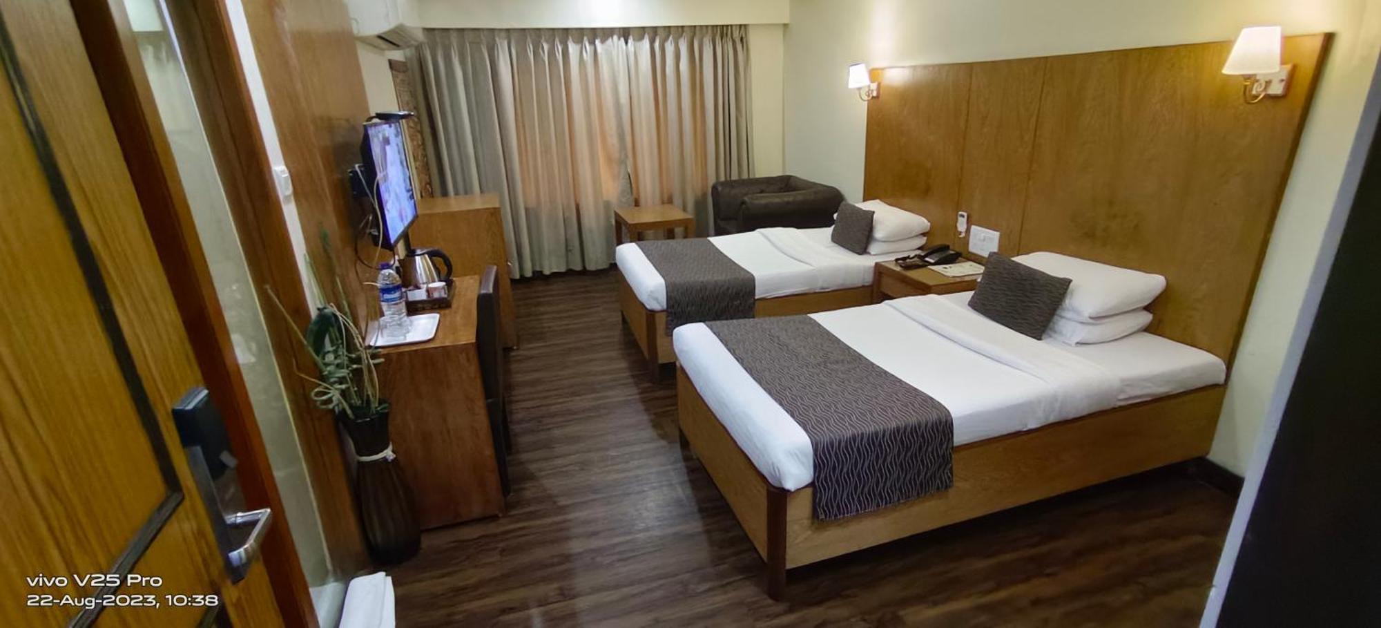 Kings International Juhu Hotel Mumbai Bagian luar foto