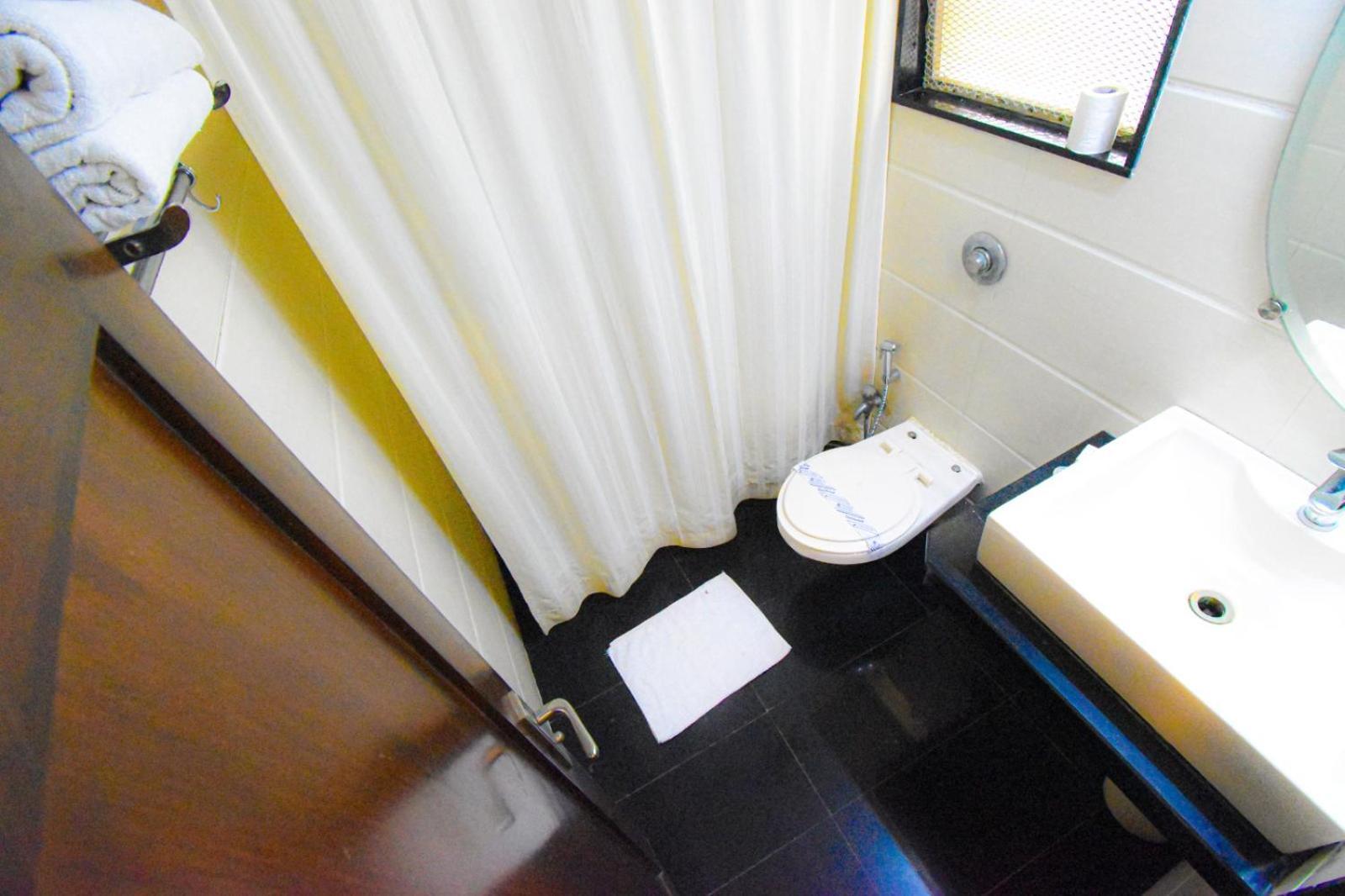 Kings International Juhu Hotel Mumbai Bagian luar foto