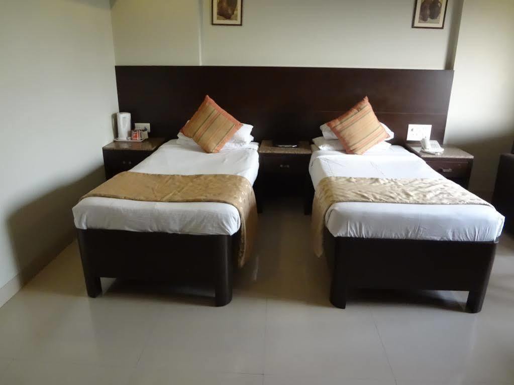 Kings International Juhu Hotel Mumbai Bagian luar foto